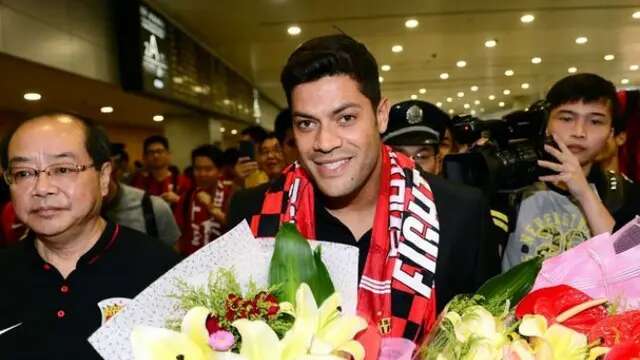 Hulk tiba di Tiongkok mendapat sambutan meriah dari ratusan fans Shanghai SIPG. Pada masa itu, Liga Super China menjadi magnet luar biasa.