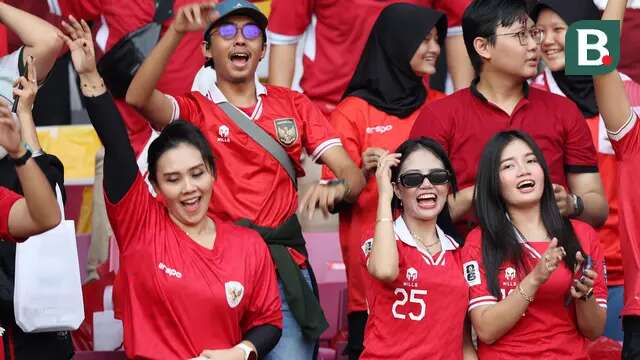 Suporter wanita bernyanyi saat Timnas Indonesia menghadapi Irak pada laga Grup F putaran kedua Kualifikasi Piala Dunia 2026 zona Asia di Stadion Utama Gelora Bung Karno (SUGBK), Senayan, Jakarta, Kamis (6/6/2024). (Bola.com/M Iqbal Ichsan)