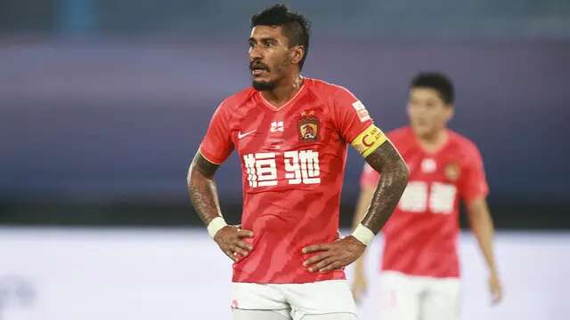 Paulinho. Gelandang Brasil berusia 34 tahun yang sejak Januari 2022 membela Corinthians ini tercatat menjadi salah satu pemain uzur dengan nilai transfer termahal hingga saat ini. Momen itu terjadi kala Guangzhou Evergrande mempermanenkannya dari Barcelona dengan mahar 42 juta euro atau kini setara Rp624 miliar pada tengah musim 2018/2019 saat ia berusia 30 tahun. (AFP/Str)