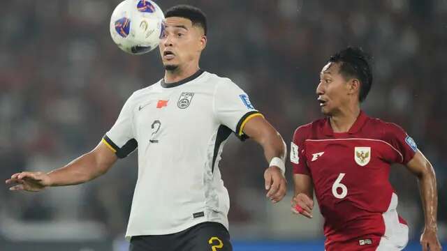 Jiang Guangtai dari China, kiri, berebut bola melawan Beckham Putra Nugraha dari Indonesia pada pertandingan kualifikasi grup C Asia Piala Dunia 2026 antara Indonesia dan China di Stadion Utama Gelora Bung Karno di Jakarta, Indonesia, Kamis, 5 Juni 2025. (AP Photo/Tatan Syuflana)