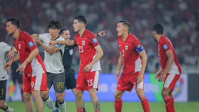 Pemain Timnas Indonesia, Thom Jan Haye (19), Justin Hubner (23), dan Jay Noah Idzes (3), saat laga melawan China dalam laga Kualifikasi Piala Dunia 2026 zona Asia di Stadion Utama Gelora Bung Karno (SUGBK) Senayan, Jakarta, Kamis (5/6/2025). (Bola.com/Bagaskara Lazuardi)