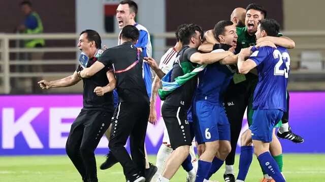 Pemain Timnas Uzbekistan merayakan keberhasilan lolos ke putaran final Piala Dunia 2026. Pada laga kesembilan putaran ketiga Grup A kualifikasi Piala Dunia 2026, Uzbekistan bermain imbang 0-0 kontra Uni Emirat Arab di Al Nahyan Stadium, Kamis (5/6/2025) malam WIB. (AFP/Fadel SENNA)  