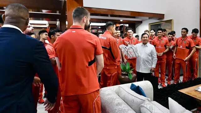 Presiden RI, Prabowo Subianto, bersama Timnas Indonesia. (Bola.com/Dok.Cahyo - Biro Pers Sekretariat Presiden).