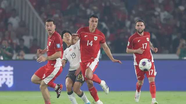 Pemain Timnas Indonesia, Joey Pelupessy (14), Thom Jan Haye (kiri), dan Calvin Verdonk (kanan) berebut bola dengan pemain China, Cao Yongjing, dalam laga Kualifikasi Piala Dunia 2026 zona Asia di Stadion Utama Gelora Bung Karno (SUGBK) Senayan, Jakarta, Kamis (5/6/2025). (Bola.com/M. Iqbal Ichsan)