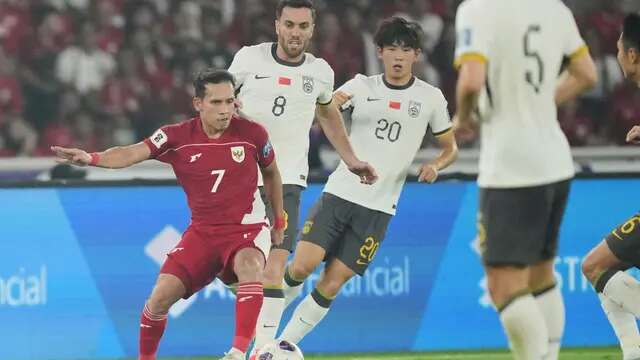 Pemain Indonesia, Egy Maulana Vikri (kiri), berebut bola dengan pemain China, Sai Erjiniao (tengah) dan Liu Chengyu (kanan), dalam pertandingan kualifikasi Piala Dunia 2026 Grup C Asia di Stadion Utama Gelora Bung Karno, Jakarta, Indonesia, Kamis, 5 Juni 2025. (Foto AP/Tatan Syuflana)