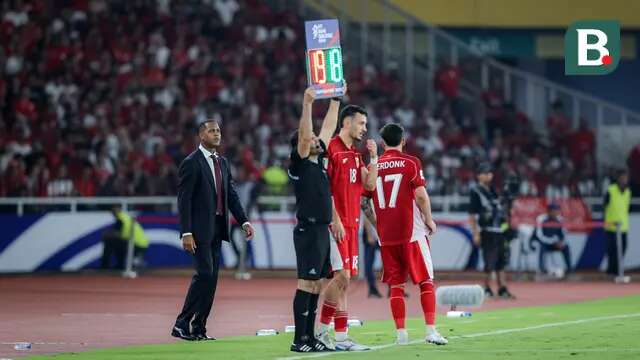 Gelandang Timnas Indonesia, Ivar Jenner, berbincang dengan Calvin Verdonk, saat hendak masuk lapangan menggantikan Thom Haye pada laga kontra Bahrain di Kualifikasi Piala Dunia 2026 zona Asia yang digelar di Stadion Utama Gelora Bung Karno (SUGBK) Senayan, Jakarta, Selasa (25/3/2025) malam WIB. (Bola.com/Bagaskara Lazuardi)