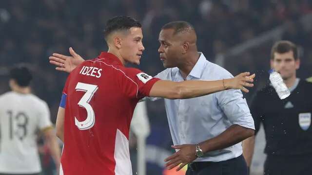 Kapten Timnas Indonesia, Jay Noah Idzes (kiri), berdiskusi dengan pelatih Patrick Kluivert saat laga melawan China dalam laga Kualifikasi Piala Dunia 2026 zona Asia di Stadion Utama Gelora Bung Karno (SUGBK) Senayan, Jakarta, Kamis (5/6/2025). (Bola.com/M. Iqbal Ichsan)
