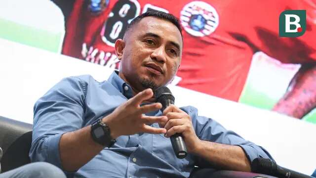 Mantan pemain Timnas Indonesia dan Jebolan Liga Indonesia, Firman Utina memberikan keterangan saat acara Refleksi 93 Tahun PSSI di GBK Arena, Senayan, Jakarta, Senin (17/04/2023). (Bola.com/Bagaskara Lazuardi)