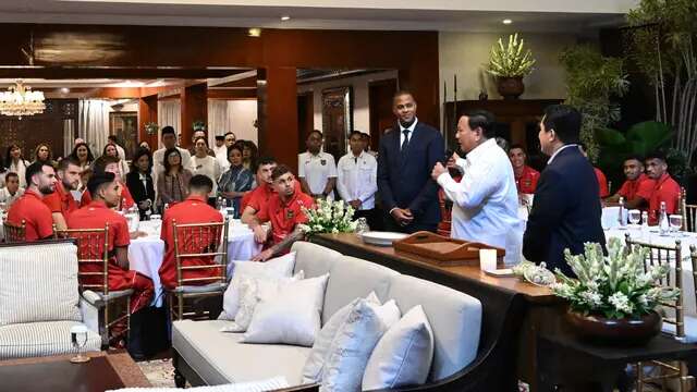 Presiden RI, Prabowo Subianto, bersama Timnas Indonesia. (Bola.com/Dok.Cahyo - Biro Pers Sekretariat Presiden).