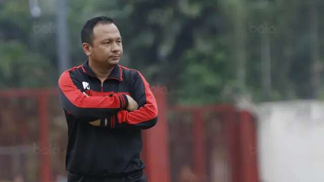 Pelatih Persika Karawang, Ricky Nelson, saat pertandingan melawan Persija pada laga uji coba di Stadion Soemantri Brodjonegoro, Kuningan, Jakarta, Sabtu (30/12/2017). Persija menang 3-1 atas Persika. (Bola.com/M Iqbal Ichsan)