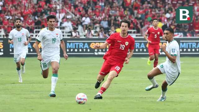 Pemain Timnas Indonesia, Thom Haye (tengah) berebut bola dengan dua pemain Irak, Ahmed Yahya (kiri) dan Amir Al-Ammari pada laga Grup F putaran kedua Kualifikasi Piala Dunia 2026 zona Asia di Stadion Utama Gelora Bung Karno (SUGBK), Senayan, Jakarta, Kamis (6/6/2024). (Bola.com/Abdul Aziz)