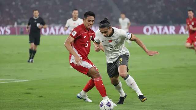 Bek Timnas Indonesia, Rizky Ridho Ramadhani (kiri), berebut bola dengan pemain China, Zhang Yuning, dalam laga Kualifikasi Piala Dunia 2026 zona Asia di Stadion Utama Gelora Bung Karno (SUGBK) Senayan, Jakarta, Kamis (5/6/2025). (Bola.com/M. Iqbal Ichsan)