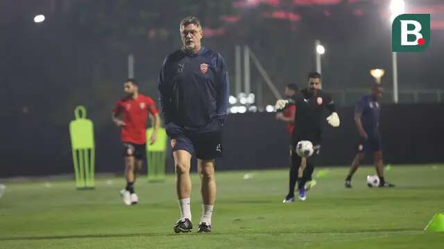 Pelatih Timnas Bahrain, Dragan Talajic mempimpin sesi latihan perdana di Jakarta pada Sabtu (22/03/2025) WIB malam.