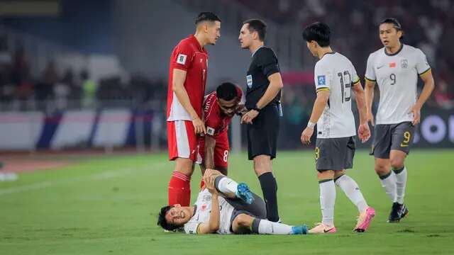 Pemain Timnas Indonesia, Jay Noah Idzes (kiri), dan Yakob Sayuri berdiskusi dengan wasit Rustam Lutfullin saat laga melawan China dalam laga Kualifikasi Piala Dunia 2026 zona Asia di Stadion Utama Gelora Bung Karno (SUGBK) Senayan, Jakarta, Kamis (5/6/2025). (Bola.com/Bagaskara Lazuardi)
