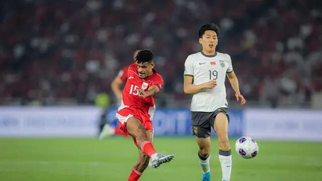 Pemain Timnas Indonesia, Ricky Kambuaya, melepaskan tembakan melewati gelandang China, Cao Yongjing, dalam laga Kualifikasi Piala Dunia 2026 zona Asia di Stadion Utama Gelora Bung Karno (SUGBK), Jakarta, Kamis (5/6/2025). (Bola.com/Bagaskara Lazuardi)