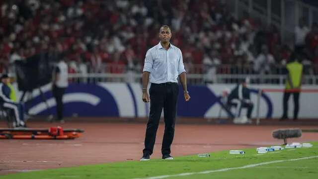 Ekspresi pelatih Timnas Indonesia, Patrick Kluivert, saat melawan Timnas China dalam laga Kualifikasi Piala Dunia 2026 zona Asia di Stadion Utama Gelora Bung Karno (SUGBK) Senayan, Jakarta, Kamis (5/6/2025). (Bola.com/Bagaskara Lazuardi)