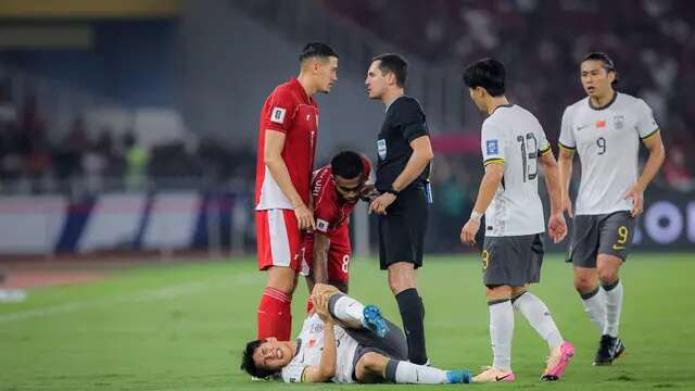 Pemain Timnas Indonesia, Jay Noah Idzes (kiri), dan Yakob Sayuri berdiskusi dengan wasit Rustam Lutfullin saat laga melawan China dalam laga Kualifikasi Piala Dunia 2026 zona Asia di Stadion Utama Gelora Bung Karno (SUGBK) Senayan, Jakarta, Kamis (5/6/2025). (Bola.com/Bagaskara Lazuardi)