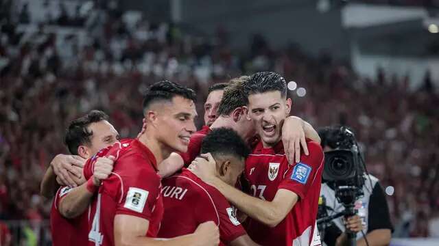 Para pemain Timnas Indonesia merayakan gol yang dicetak Ole Lennard Romeny ke gawang China dalam laga Kualifikasi Piala Dunia 2026 zona Asia di Stadion Utama Gelora Bung Karno (SUGBK) Senayan, Jakarta, Kamis (5/6/2025). (Bola.com/Bagaskara Lazuardi)