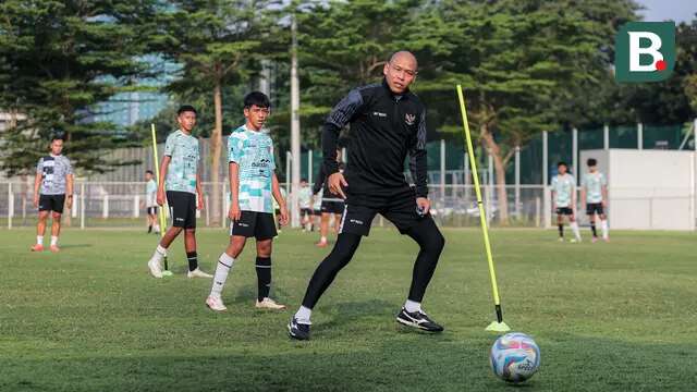 Pelatih Timnas Indonesia U-17, Nova Arianto memberikan arahan kepada pemainnya saat seleksi yang berlangsung di Lapangan B, Kompleks Stadion Utama Gelora Bung Karno (SUGBK), Senayan, Jakarta, Kamis (08/08/2024). (Bola.com/Bagaskara Lazuardi)