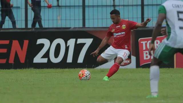 Aksi Firman Utina pada laga antara Bhayangkara FC Vs PS TNI dalam lanjutan pertandingan grup 2 Piala Presiden 2017 di Stadion Kanjuruhan, Malang, Sabtu (11/2/2017). (Bola.com/Reza Bachtiar)