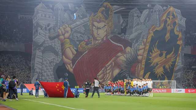Tifo Raden Wijaya dibentangkan oleh La Grande Indonesia saat Timnas Indonesia melawan China dalam laga Kualifikasi Piala Dunia 2026 zona Asia di Stadion Utama Gelora Bung Karno (SUGBK) Senayan, Jakarta, Kamis (5/6/2025). (Bola.com/Bagaskara Lazuardi)