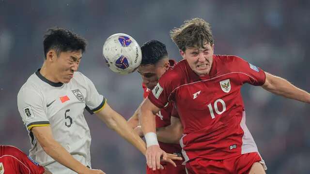Pemain Timnas Indonesia, Ole Lennard Romeny (kanan) dan Joey Pelupessy (tengah) berebut bola dengan pemain China, Zhu Chenjie (kiri), dalam laga Kualifikasi Piala Dunia 2026 zona Asia di Stadion Utama Gelora Bung Karno (SUGBK) Senayan, Jakarta, Kamis (5/6/2025). (Bola.com/Bagaskara Lazuardi)