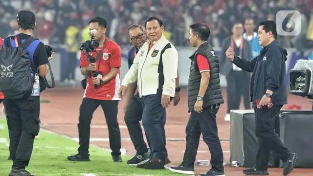 Di lapangan, Presiden Prabowo Subianto didampingi Manager Timnas Indonesia Sumardji dan Ketua Umum PSSI Erick Thohir. (Liputan6.com/Angga Yuniar)