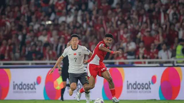 Pemain Timnas Indonesia, Ricky Kambuaya (kanan), berduel dengan pemain China, Xu Haoyang, dalam laga Kualifikasi Piala Dunia 2026 zona Asia di Stadion Utama Gelora Bung Karno (SUGBK) Senayan, Jakarta, Kamis (5/6/2025). (Bola.com/Bagaskara Lazuardi)