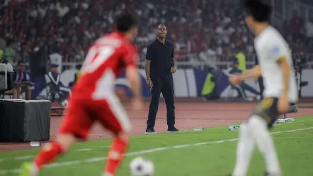Ekspresi pelatih Timnas Indonesia, Patrick Kluivert, saat melawan Timnas China dalam laga Kualifikasi Piala Dunia 2026 zona Asia di Stadion Utama Gelora Bung Karno (SUGBK) Senayan, Jakarta, Kamis (5/6/2025). (Bola.com/Bagaskara Lazuardi)