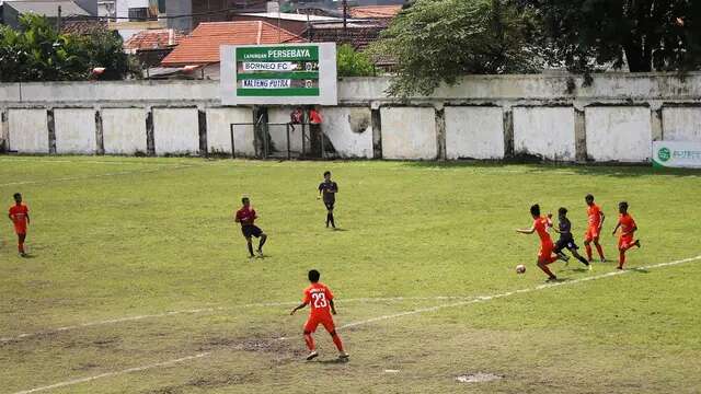 Lapangan Persebaya saat digunakan untuk pertandingan EPA U-16. (Bola.com/Aditya Wany)