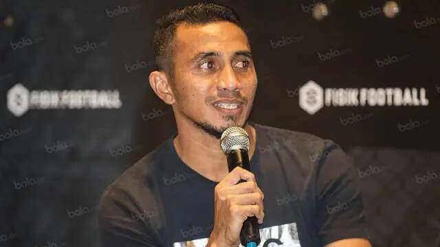 Gelandang Sriwijaya FC, Firman Utina, saat menghadiri peluncuran sepatu di Fisik Football, Jakarta, Senin (13/6/2016). (Bola.com/Vitalis Yogi Trisna)