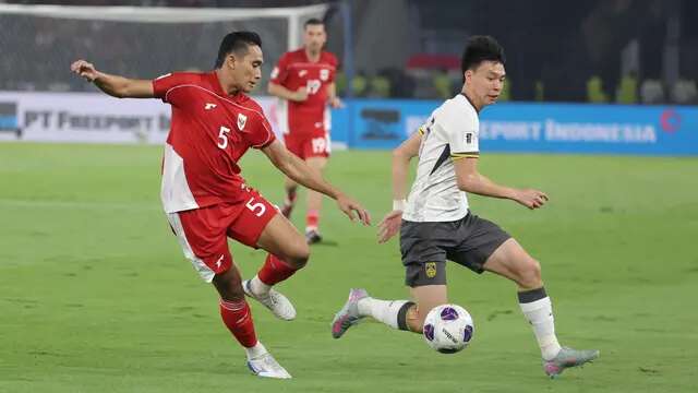 Bek Timnas Indonesia, Rizky Ridho Ramadhani (kiri), berebut bola dengan pemain China dalam laga Kualifikasi Piala Dunia 2026 zona Asia di Stadion Utama Gelora Bung Karno (SUGBK) Senayan, Jakarta, Kamis (5/6/2025). (Bola.com/M. Iqbal Ichsan)