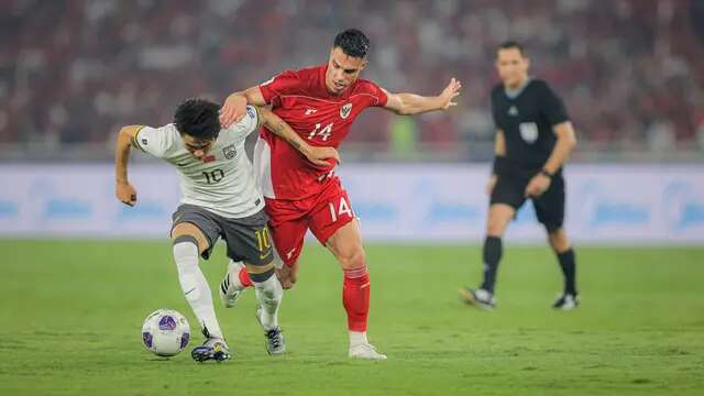 Pemain Timnas Indonesia, Joey Pelupessy (kanan), berebut bola dengan pemain China, Wei Shihao, dalam laga Kualifikasi Piala Dunia 2026 zona Asia di Stadion Utama Gelora Bung Karno (SUGBK) Senayan, Jakarta, Kamis (5/6/2025). (Bola.com/Bagaskara Lazuardi)