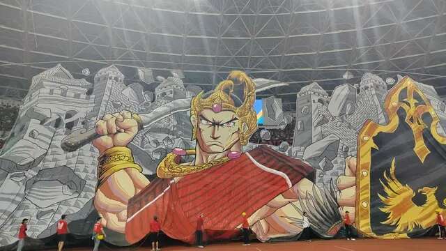 Tifo Raden Wijaya dibentangkan oleh La Grande Indonesia saat Timnas Indonesia melawan China dalam laga Kualifikasi Piala Dunia 2026 zona Asia di Stadion Utama Gelora Bung Karno (SUGBK) Senayan, Jakarta, Kamis (5/6/2025). (Bola.com/M. Iqbal Ichsan)