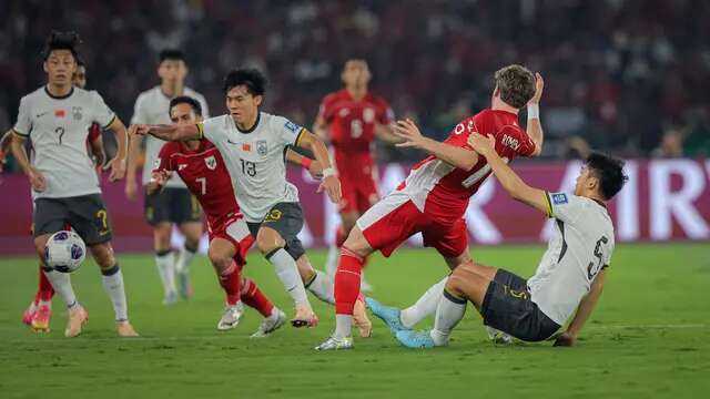 Striker Timnas Indonesia, Ole Lennard Romeny, dilanggar pemain Timnas China pada pertandingan Kualifikasi Piala Dunia 2026 di Stadion Utama Gelora Bung Karno, Jakarta, Kamis (5/6/2025). (Bola.com/Bagaskara Lazuardi)