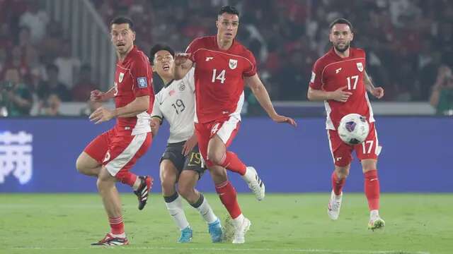 Pemain Timnas Indonesia, Joey Pelupessy (14), Thom Jan Haye (kiri), dan Calvin Verdonk (kanan) berebut bola dengan pemain China, Cao Yongjing, dalam laga Kualifikasi Piala Dunia 2026 zona Asia di Stadion Utama Gelora Bung Karno (SUGBK) Senayan, Jakarta, Kamis (5/6/2025). (Bola.com/M. Iqbal Ichsan)