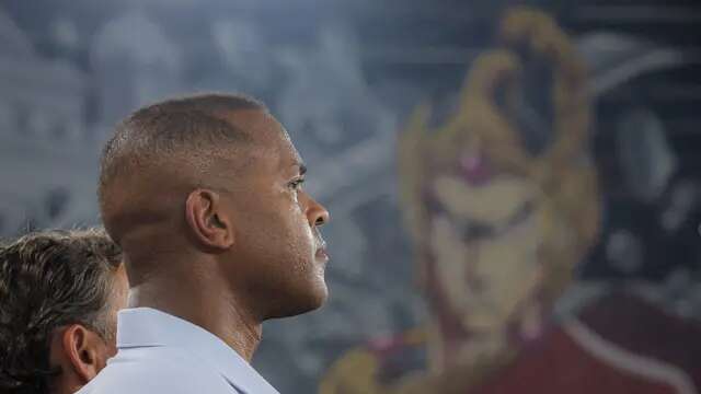 Ekspresi pelatih Timnas Indonesia, Patrick Kluivert, saat melawan Timnas China dalam laga Kualifikasi Piala Dunia 2026 zona Asia di Stadion Utama Gelora Bung Karno (SUGBK) Senayan, Jakarta, Kamis (5/6/2025). (Bola.com/Bagaskara Lazuardi)