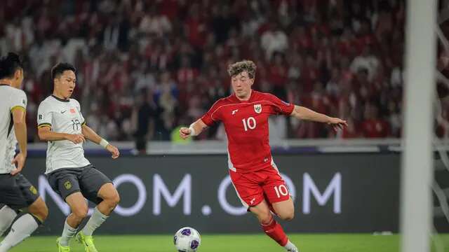 Striker Timnas Indonesia, Ole Lennard Romeny, berusaha melewati hadangan pemain Timnas China pada pertandingan Kualifikasi Piala Dunia 2026 di Stadion Utama Gelora Bung Karno, Jakarta, Kamis (5/6/2025). (Bola.com/Bagaskara Lazuardi)