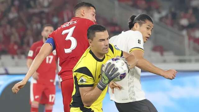 Kiper Timnas Indonesia, Emil Audero (tengah), mengamankan bola dari pemain China dalam laga Kualifikasi Piala Dunia 2026 zona Asia di Stadion Utama Gelora Bung Karno (SUGBK) Senayan, Jakarta, Kamis (5/6/2025). (Bola.com/M. Iqbal Ichsan)