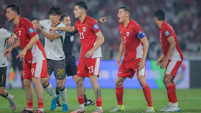 Pemain Timnas Indonesia, Thom Jan Haye (19), Justin Hubner (23), dan Jay Noah Idzes (3), saat laga melawan China dalam laga Kualifikasi Piala Dunia 2026 zona Asia di Stadion Utama Gelora Bung Karno (SUGBK) Senayan, Jakarta, Kamis (5/6/2025). (Bola.com/Bagaskara Lazuardi)
