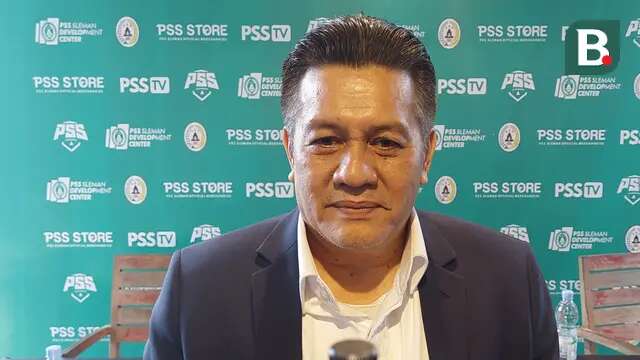 Presiden Direktur PT Putra Sleman Sembada (PSS), Gusti Randa, menyampaikan keterangan kepada wartawan di Omah PSS, Sleman, Jumat (8/9/2023) sore. (Bola.com/Ana Dewi)