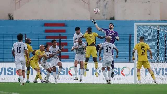 Kiper PSS Sleman, Alan Bernardon (meninju). (dok. PSS Sleman)