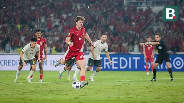 Pemain Timnas Indonesia, Jay Idzes mencetak gol melalui tendangan penalti dalam laga lanjutan putaran ketiga Kualifikasi Piala Dunia 2026 melawan China di Stadion Utama Gelora Bung Karno (SUGBK), Senayan, Jakarta, Selasa (05/06/2025). (Bola.com/Bagaskara Lazuardi)