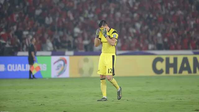 Ekspresi kiper Timnas Indonesia, Emil Audero, saat laga melawan China dalam laga Kualifikasi Piala Dunia 2026 zona Asia di Stadion Utama Gelora Bung Karno (SUGBK) Senayan, Jakarta, Kamis (5/6/2025). (Bola.com/M. Iqbal Ichsan)