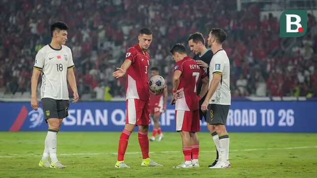 Pemain Timnas Indonesia, Jay Idzes (kedua kiri) ditemani Egy Maulana Vikri (ketiga kanan) berbincang dengan wasit saat bersiap melakukan penalti dalam laga lanjutan putaran ketiga Kualifikasi Piala Dunia 2026 melawan China di Stadion Utama Gelora Bung Karno (SUGBK), Senayan, Jakarta, Selasa (05/06/2025). (Bola.com/Bagaskara Lazuardi)