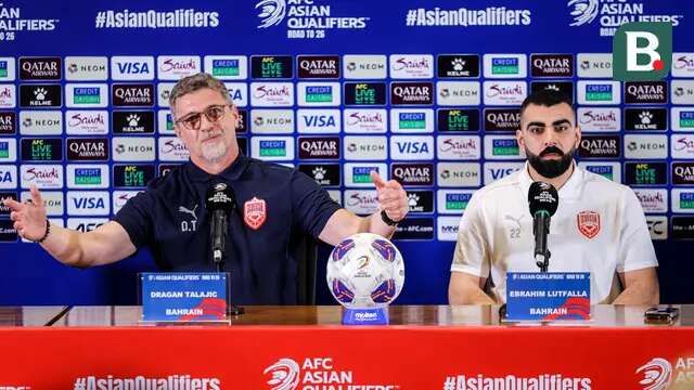 Pelatih dan kiper Timnas Bahrain, Dragan Talajic dan Ebrahim Lutfalla. (Bola.com/Bagaskara Lazuardi)