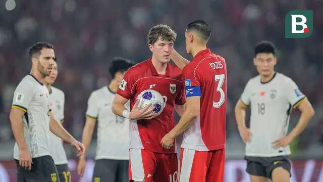 Pemain Timnas Indonesia, Jay Idzes memberikan bola kepada Ole Romeny untuk mengeksekusi tendangan penalti dalam laga lanjutan putaran ketiga Kualifikasi Piala Dunia 2026 melawan China di Stadion Utama Gelora Bung Karno (SUGBK), Senayan, Jakarta, Selasa (05/06/2025). (Bola.com/Bagaskara Lazuardi)