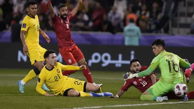 Gelandang Timnas Bahrain, Komail Al Aswad (kedua kanan) berusaha mencetak gol ke gawang Malaysia pada laga kedua Grup E Piala Asia 2023 di Jassim bin Hamad Stadium, Al Rayyan, Qatar, Sabtu (20/1/2024) sore waktu setempat. (AP Photo/Thanassis Stavrakis)
