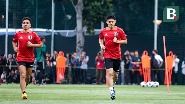 Kapten Timnas Jepang, Wataru Endo (kanan) dan bek senior Yuto Nagatomo menjalani latihan di Lapangan A, Gelora Bung Karno, Jakarta, Rabu (13/11/2024). (Bola.com/Bagaskara Lazuardi)