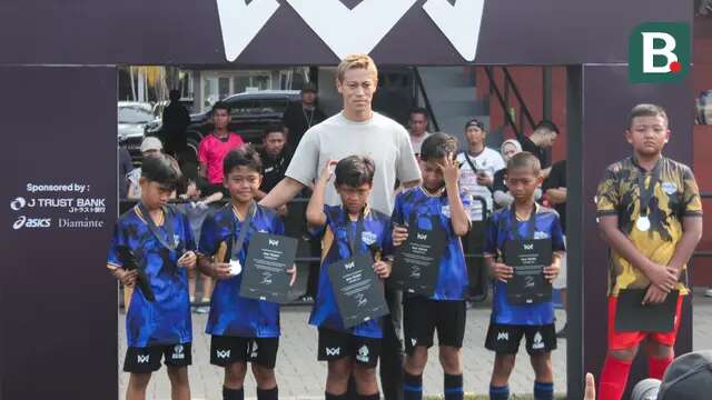 Keisuke Honda saat hadir di acara 4v4 Indonesia Cup yang dilaksanakan di Asiop Stadium, Jakarta pada Minggu (06/08/2025).